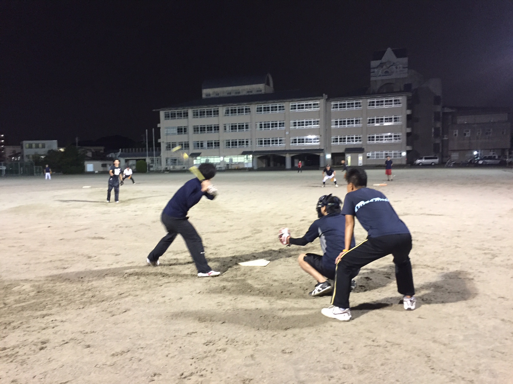 南区薬剤師会・ソフトボール練習に励んでします･･･